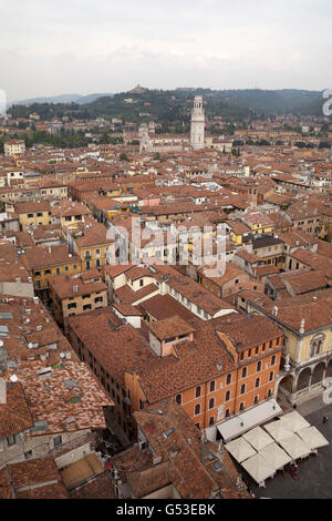 Blick vom Torre dei Lamberti, Lamberti Turm, quer durch die Stadt mit dem Dom, Verona, Veneto, Italien, Europa Stockfoto