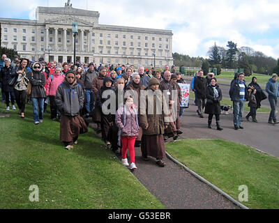 Der 85-jährige buddhistische Zen-Meister und berühmte vietnamesische Mönch Thich Nhat Hanh (Mitte) in Stormont führt einen Meditationsspaziergang durch das Stormont-Anwesen. Stockfoto