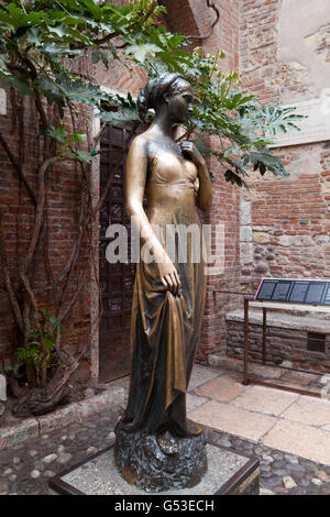 Statue der Julia im Innenhof des Haus der Julia, Casa di Giulietta, Verona, Veneto, Italien, Europa Stockfoto