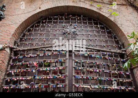 Tor mit Liebe Vorhängeschlösser an Julias Haus, Casa di Giulietta, Verona, Veneto, Italien, Europa Stockfoto