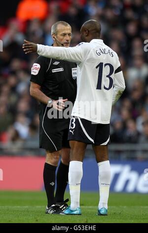 William Gallas von Tottenham Hotspur (rechts) spricht mit Matchschiedsrichter Martin Atkinson Stockfoto