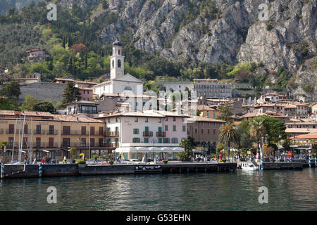 Stadtbild mit der Kirche San Benedetto, Limone Sul Garda, Gardasee, Lombardei, Italien, Europa Stockfoto