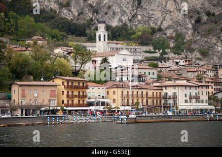 Blick auf Limone Sul Garda, Gardasee, Lombardei, Italien, Europa Stockfoto