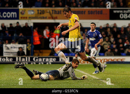 Fußball - npower Football League Championship - Ipswich Town / Birmingham City - Portman Road. Nikola Zigic von Birmingham City holt den Ball an Torhüter Arran Lee-Barrett von Ipswich Town vorbei, erzielt aber kein Tor Stockfoto