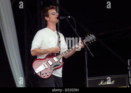 Dan Wilson, Leadsänger und Gitarrist mit der Band Semisonic auf der Bühne des V2000 Musikfestivals in Chelmsford, Essex. Stockfoto