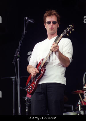 Dan Wilson, Leadsänger und Gitarrist der Band Semisonic, tritt auf der Bühne des V2000 Musikfestivals in Chelmsford, in Essex, auf. Stockfoto