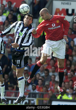 David Beckham von Manchester United kämpft in der Luft mit Gary Speed von Newcastle United in Old Trafford während ihres Premiership-Fußballspiels. Stockfoto