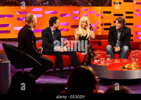 (Von links nach rechts) Moderator Graham Norton, Mark Ruffalo, Nicki Minaj und John Bishop während der Dreharbeiten zur Graham Norton Show in den London Studios, South London, die am Freitagabend auf BBC One ausgestrahlt werden. Stockfoto