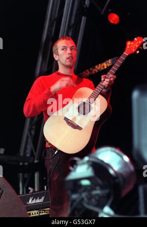 Chris Martin von der Band Coldplay tritt auf der Bühne des V2000 Musikfestivals in Chelmsford, in Essex, auf. 18/8/01: Tausende von Rock- und Pop-Fans gingen zu einem der größten Musikfestivals des Sommers, als sie auf das Split-Site-Event V2001 stiegen. * Acts wie das Rockoutfit Red Hot Chili Peppers, Texas, Coldplay und die Charlatans sind die Headliner der wochenlangen Shows in Staffordshire und Essex. Aber für Pop-Fans gibt es auch Auftritte von Kylie Minogue und Atomic Kitten bei der Virgin-organisierten Veranstaltung, die nun bereits zum sechsten Mal stattfinden wird. Die Organisatoren warnten die Fans, dass es keine Tickets gab Stockfoto