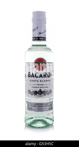 Eine Flasche Bacardi White Rum auf weißem Hintergrund Stockfoto