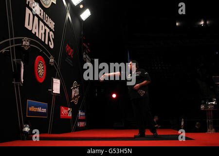 Darts - McCoys Premier League Darts - Capital FM Arena. Adrian Lewis in Aktion Stockfoto