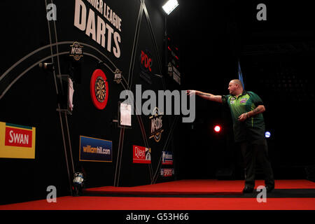 Darts - McCoys Premier League Darts - Capital FM Arena. Andy Hamilton während seines Spiels gegen Phil Taylor Stockfoto