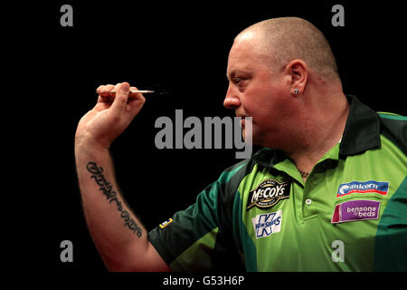 Darts - McCoys Premier League Darts - Capital FM Arena. Andy Hamilton während seines Spiels gegen Phil Taylor Stockfoto