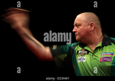 Darts - McCoys Premier League Darts - Capital FM Arena. Andy Hamilton während seines Spiels gegen Phil Taylor Stockfoto