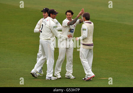 Somerset's Peter Trego (2. Rechts) Feiert das Wicket von Nottinghamshire's Michael Lumb (nicht abgebildet) Mit seinen Teamkollegen Stockfoto