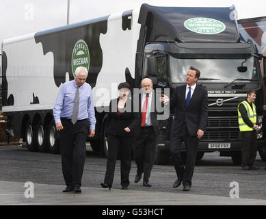 Premierminister David Cameron (rechts) geht mit der Leiterin der schottischen Konservativen Ruth Davidson, dem Operations Manager Martin Mulcahy (links) und dem Managing Director William Keane (zweiter rechts) während eines Besuches der Robert Wiseman Dairies in Bellshill, North Lanarkshire, zusammen. Stockfoto