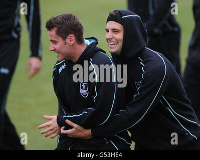 Cricket - LV= County Championship - Division One - Tag 1 - Surrey / Worcestershire - Kia Oval. Steven Davies von Surrey (links) und Jade Dernbach (rechts) teilen einen Witz während des Aufwärmpuls, bevor das Spiel gegen Worcestershire beginnt. Stockfoto