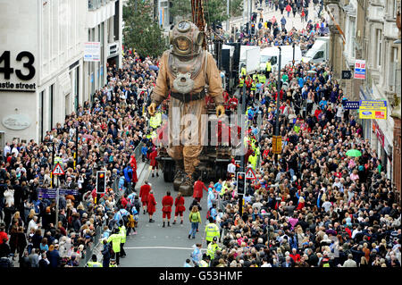 Der große Onkel, eine riesige Marionette, die von den Experten Royal De Luxe (RDL) geschaffen wurde, macht sich auf den Weg die Castle Street in Liverpool hinunter, um den Bürgermeister zu treffen, der im Rahmen von Sea Odyssey, einer Liebesgeschichte rund um den Untergang der Titanic, seine Nichte zu finden sucht. Stockfoto