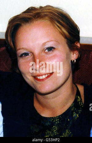 Undated Collect Bild der ermordeten britischen Backpacker Kirsty Jones von ihrer Familie freigelassen. Die 23-jährige Absolventin der Liverpool University aus Brecon, Südwales, wurde vergewaltigt und erwürgt in ihrem Zimmer in einem Gästehaus in Chiang Mai, Thailand, aufgefunden. * ...am 10 2000. August. Hunderte von Freunden und Familie aus dem ganzen Land werden in der St. Bilo Kirche in Llanfilo erwartet, um an Kirstys Beerdigung teilzunehmen. 07/08/2001 in einem berührenden Tribut beschrieb ihre Familie, wie sie die 23-Jährige noch immer jeden Tag vermissten und sagte, die Jagd nach dem Mann, der sie vor einem Jahr in Thailand vergewaltigt und ermordet hatte, sollte nicht enden Stockfoto