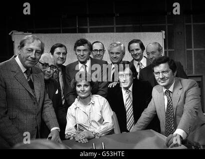 BBC TV-Newsreader Vergangenheit und Gegenwart im BBC TV Center in London, wo sie 25 Jahre BBC TV News feierten. L-R (stehend): Peter Woods, John Snagge, Corbet Woodall, Bob Langley, Colin Doran, Kenneth Kenall, John Simpson und Robert Dougall. * L-R (sitzend) Angela Rippon, Richard Whitmore und Richard Baker (die die 25th Anniversary News bei Nine lesen werden - genau 25 Jahre nachdem er den ersten TV-Nachrichtensender gelesen hat). 13/10/00: Die BBC Evening News Bulletin wird von 21:00 bis 22:00 Uhr vom 16. Oktober als Teil der BBC One Herbst Zeitplan bewegen. Stockfoto