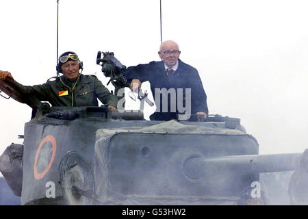 Der 86-jährige Fred Goddard (R) macht eine Geburtstagsfahrt mit Ron Huggins in einem Sherman-Panzer, mehr als 50 Jahre nachdem sie im Royal Tank Regiment im Bovington Tank Museum in Dorset gedient haben. Goddard diente bis 1947 im Königlichen Panzerregiment. * ...als er in der Wüste in Nordafrika aus einem Tank geblasen wurde. Stockfoto