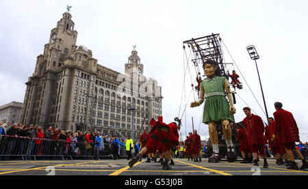 Titanic Marionetten erzählen Liebesgeschichte. Der Little Girl Giant wird außerhalb des Lebergebäudes in Liverpool in die Luft gehisst. Stockfoto