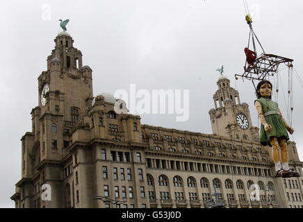 Titanic Marionetten erzählen Liebesgeschichte. Das Little Giant Girl wird vor dem Lebergebäude in Liverpool in die Luft gehisst. Stockfoto