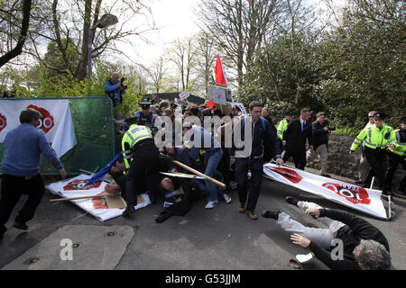 Gardai trifft auf die Konferenz der Labour Party in NUI Galway mit Protestierenden gegen die Sparpolitik. Stockfoto