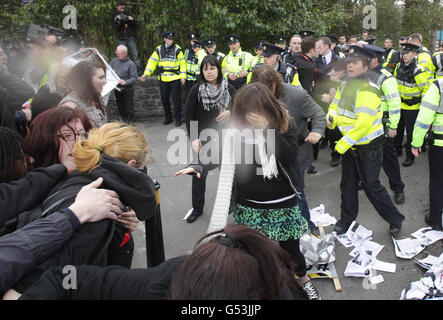 Gardai verwendet Pfefferspray, wenn sie auf der Konferenz der Labour Party in NUI Galway mit den Demonstranten gegen die Sparpolitik kollidieren. Stockfoto