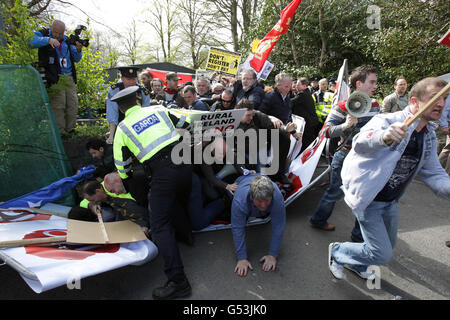 Gardai trifft auf die Konferenz der Labour Party in NUI Galway mit Protestierenden gegen die Sparpolitik. Stockfoto