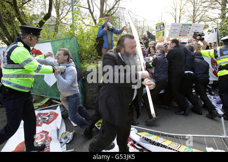 Gardai trifft auf die Konferenz der Labour Party in NUI Galway mit Protestierenden gegen die Sparpolitik. Stockfoto