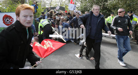 Gardai trifft auf die Konferenz der Labour Party in NUI Galway mit Protestierenden gegen die Sparpolitik. Stockfoto