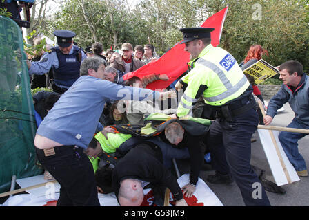 Gardai trifft auf der Konferenz der Labour Party in NUI Galway mit Protestierenden gegen die Sparpolitik zusammen. DRÜCKEN SIE VERBANDSFOTO. Bilddatum: Samstag, 14. April 2012. Hunderte wütender Demonstranten stürmten auf der Konferenz der Labour Party die Barrikaden von Garda. Massen von Plakat-winkenden Aktivisten durchbrachen Sicherheitslinien, um das Bailey Allen-Gebäude in NUI Galway zu peitschten, wo die Koalitionspartei ihre jährliche Parteiversammlung abhielt. Siehe PA Geschichte POLITIK Labor Irland. Bildnachweis sollte lauten: Niall Carson/PA Wire Stockfoto