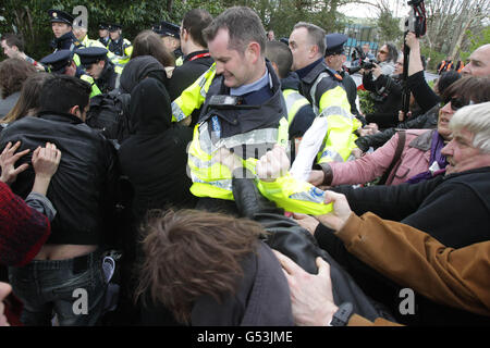 Anti-Austeritäts-Demonstranten tragen einen Sarg, der auf der Konferenz der Labour Party in NUI Galway unter der irischen Flagge gehüllt ist. DRÜCKEN SIE VERBANDSFOTO. Bilddatum: Samstag, 14. April 2012. Hunderte wütender Demonstranten stürmten auf der Konferenz der Labour Party die Barrikaden von Garda. Massen von Plakat-winkenden Aktivisten durchbrachen Sicherheitslinien, um das Bailey Allen-Gebäude in NUI Galway zu peitschten, wo die Koalitionspartei ihre jährliche Parteiversammlung abhielt. Siehe PA Geschichte POLITIK Labor Irland. Bildnachweis sollte lauten: Niall Carson/PA Wire Stockfoto