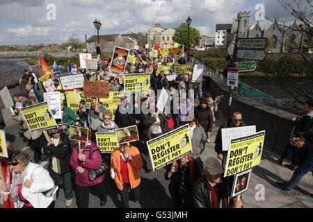 Anti-Austeritäts-marsch auf der Konferenz der Labour Party in NUI Galway. DRÜCKEN SIE VERBANDSFOTO. Bilddatum: Samstag, 14. April 2012. Hunderte wütender Demonstranten stürmten auf der Konferenz der Labour Party die Barrikaden von Garda. Massen von Plakat-winkenden Aktivisten durchbrachen Sicherheitslinien, um das Bailey Allen-Gebäude in NUI Galway zu peitschten, wo die Koalitionspartei ihre jährliche Parteiversammlung abhielt. Siehe PA Geschichte POLITIK Labor Irland. Bildnachweis sollte lauten: Niall Carson/PA Wire Stockfoto