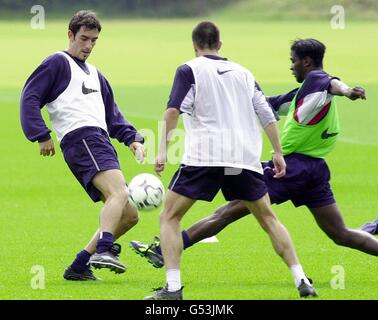 Dieses Bild darf nur innerhalb des Textes einer redaktionellen Funktion verwendet werden. Arsenals Sommer unterschreibt den französischen Flügelspieler Robert Pires (links) und Kamerun-Mittelfeldspieler Lauren in Aktion mit Teamkollege Silvinho (Mitte) während eines Vorsaison-Trainings. * bei den Teams London Colney Trainingskomplex. Stockfoto