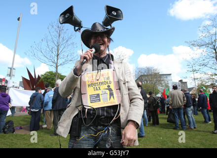 PJ Murray versammle auf der Konferenz der Labour Party in NUI Galway Anti-Austeritäts-Demonstranten. DRÜCKEN SIE VERBANDSFOTO. Bilddatum: Samstag, 14. April 2012. Hunderte wütender Demonstranten stürmten auf der Konferenz der Labour Party die Barrikaden von Garda. Massen von Plakat-winkenden Aktivisten durchbrachen Sicherheitslinien, um das Bailey Allen-Gebäude in NUI Galway zu peitschten, wo die Koalitionspartei ihre jährliche Parteiversammlung abhielt. Siehe PA Geschichte POLITIK Labor Irland. Bildnachweis sollte lauten: Niall Carson/PA Wire Stockfoto