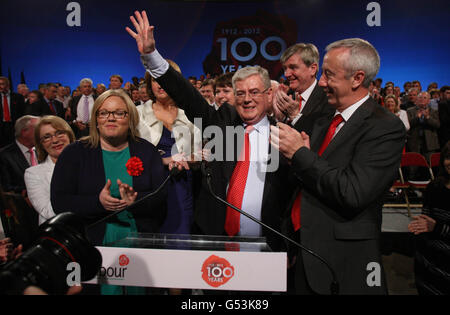 Labour-Chef Eamon Gilmore applaudiert nach seiner Keynote auf der Konferenz seiner Partei in NUI Galway. Stockfoto