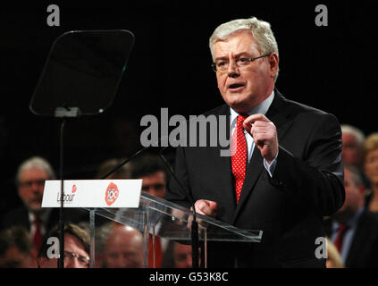 Labour-Chef Eamon Gilmore hält seine Keynote bei der Konferenz seiner Partei auf der NUI Galway. Stockfoto