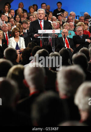 Labour-Chef Eamon Gilmore hält seine Keynote bei der Konferenz seiner Partei auf der NUI Galway. Stockfoto