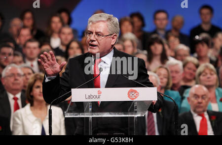 Labour-Chef Eamon Gilmore hält seine Keynote bei der Konferenz seiner Partei auf der NUI Galway. Stockfoto