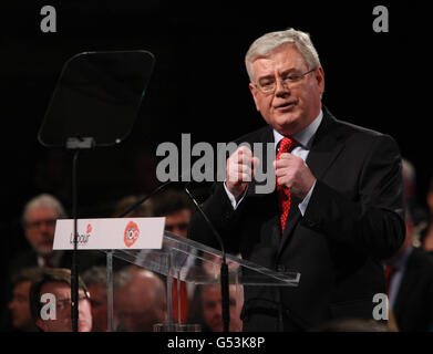 Labour-Chef Eamon Gilmore hält seine Keynote bei der Konferenz seiner Partei auf der NUI Galway. Stockfoto