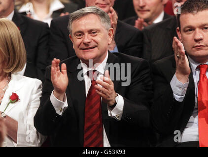 Labour's Brendan Howlin applaudiert als Parteichef Eamon Gilmore hält seine Keynote-Rede auf der Konferenz seiner Partei auf der NUI Galway. Stockfoto