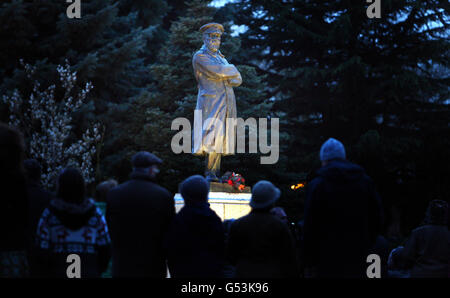 Die Menschen versammeln sich an einer Statue des Kommandanten Edward John Smith, des Kapitäns der Titanic, zum Gedenken an diejenigen, die vor hundert Jahren ihr Leben verloren haben, als der Liner versank. Stockfoto