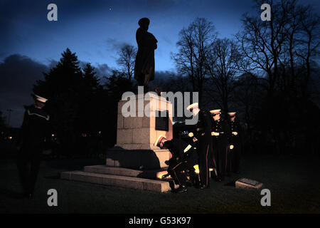 Die Seekadetten von Lichfield legen Kerzen an eine Statue des Kommandanten Edward John Smith, des Kapitäns der Titanic, in Erinnerung an diejenigen, die vor hundert Jahren ihr Leben verloren haben, als der Liner versenkt wurde. Stockfoto