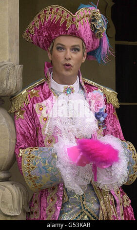 Fernsehmoderator Julian Clary als Pantomime-Figur Dandini, dem Helfer von Prince Charming im Märchen Cinderella, im Brighton Pavilion. *...05/01/2000 eine Untersuchung ist im Gange, nachdem Schmuck des TV-Stars aus seiner Panto-Garderobe im Theatre Royal in Brighton gestohlen wurde. Clary, 41, soll über den Einbruch verstört sein, bei dem eine Rolex Uhr, ein silbernes Armband und zwei Ringe genommen wurden. * der Moderator wird sein Pantomime-Debüt geben, das vom 14. Dezember bis zum 21. Januar 2001 im Theatre Royal, Brighton, stattfinden wird. Stockfoto