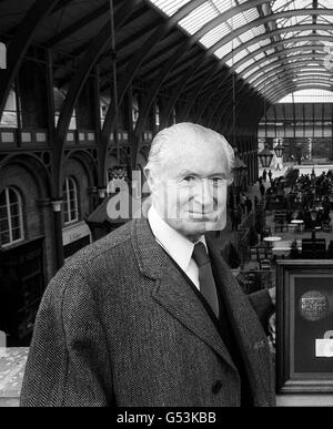 Lord Duncan-Sandys, Präsident von Europa Nostra, nachdem er Sir Horace Cutler, dem Vorsitzenden des Greater London council, die Europa-Nostra-Medaille in Covent Garden überreicht hatte. Stockfoto