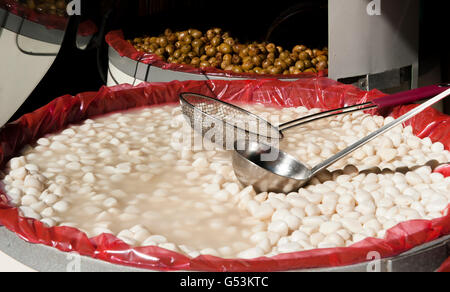 Handschuhe von Knoblauch zum Verkauf auf einem Markt in Gruissan, Languedoc, Südfrankreich Stockfoto