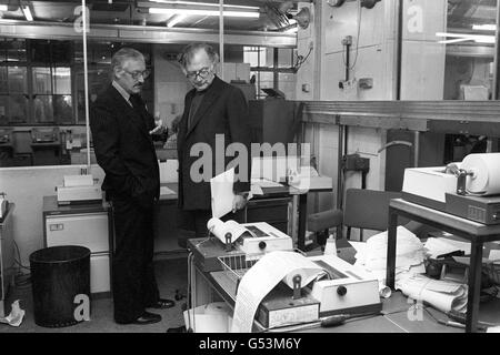 Der Besuch des rechten Reverend Dr. Robert Runcie, Erzbischof von Canterbury, bei der Pressevereinigung, der von der Herausgeberin Reg Evans gezeigt wurde. Stockfoto