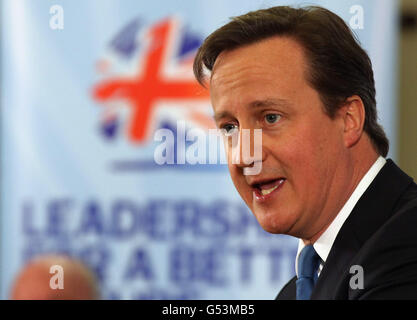 Premierminister David Cameron startet im Riddings Park Community Center im Amber Valley in Alfreton, England, die lokale Wahlkampagne der Konservativen Partei 2012. Stockfoto